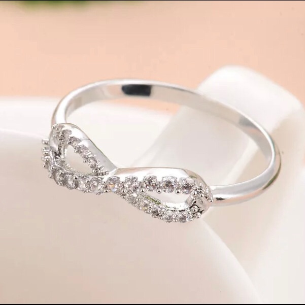 Brand New 925 Silver White Sapphire Infinity Ring 29$